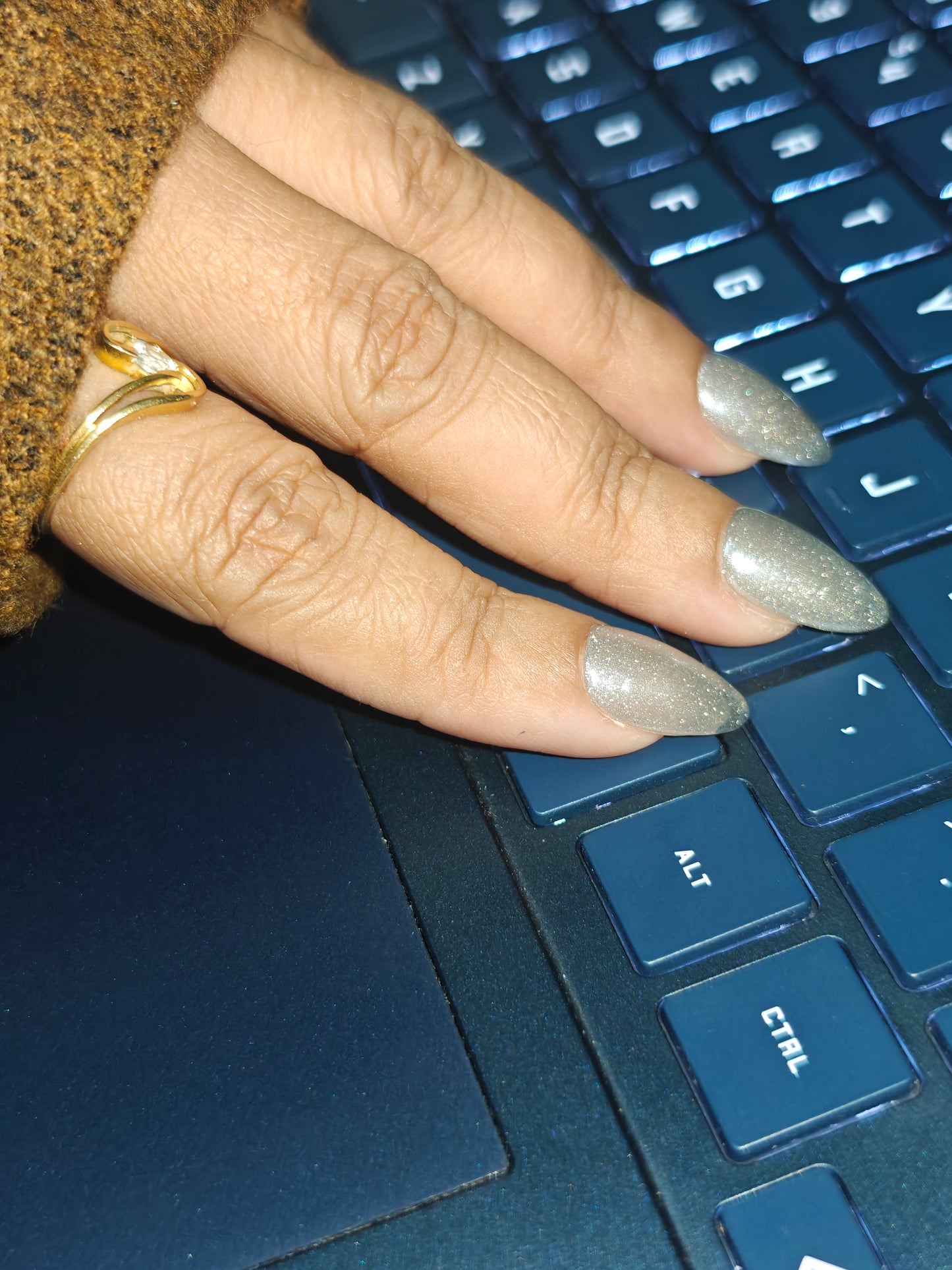 Short Almond Silver Cat eye Nails